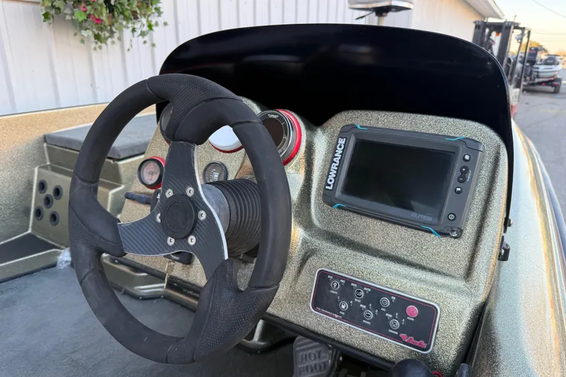 Slide: The Image of 2005 Bass Cat Puma boat dashboard with steering wheel and Lowrance GPS system. - 29