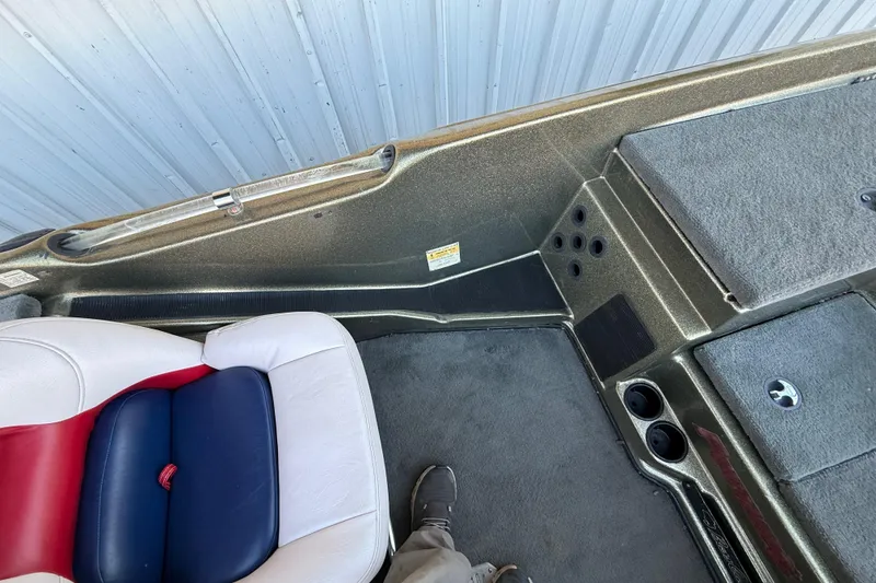 Slide: The Image of 2005 Bass Cat Puma boat interior with seating and storage compartments. - 41