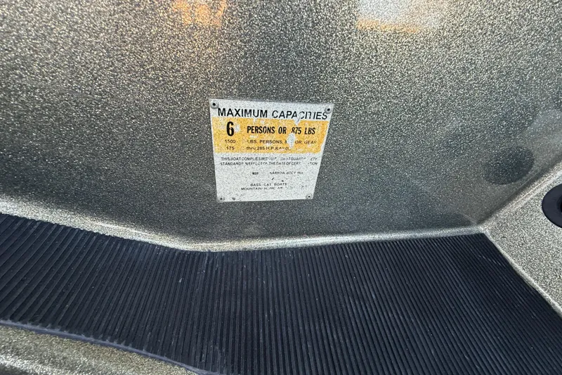 Slide: The Image of 2005 Bass Cat Puma boat capacity label, maximum 6 persons or 875 lbs. - 42