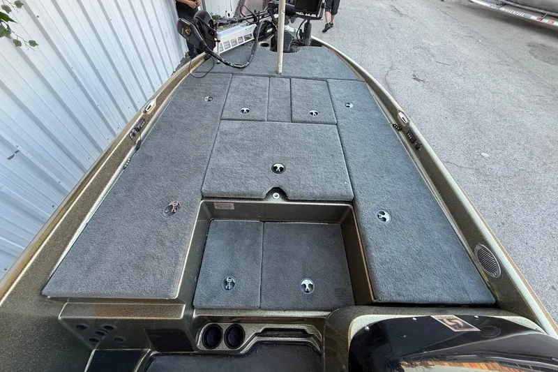 Slide: The Image of 2005 Bass Cat Puma boat deck with storage compartments and fishing equipment. - 43