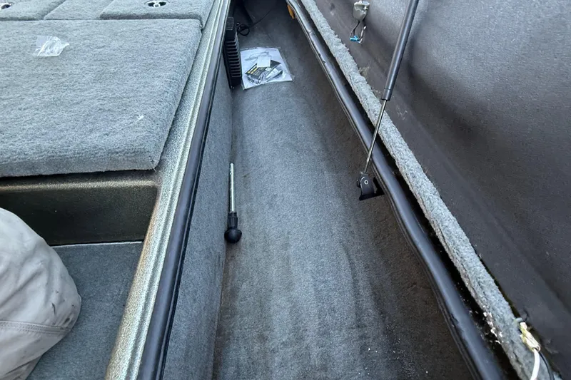 Slide: The Image of 2005 Bass Cat Puma boat interior with carpeted storage compartment and hydraulic lift. - 48