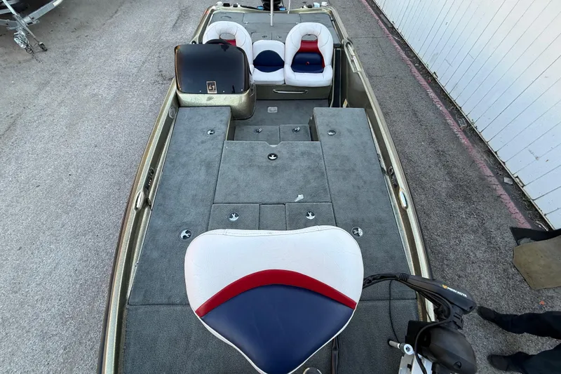 Slide: The Image of 2005 Bass Cat Puma boat interior with gray carpet and white-red-blue seats. - 53