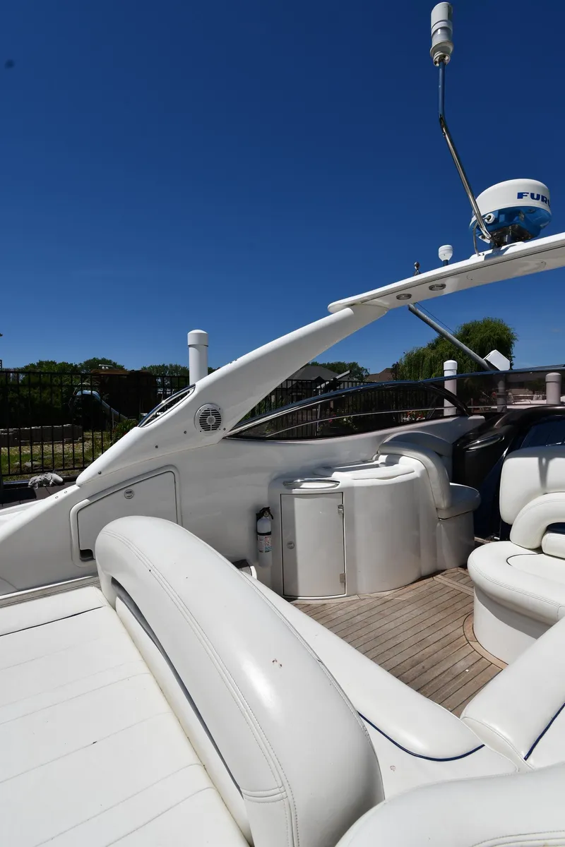 Slide: The Image of Sunseeker Superhawk 34, 2000 model, luxurious deck design. - 22