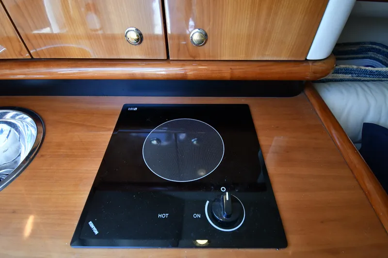 Slide: The Image of Sunseeker Superhawk 34 2000 kitchen area with stovetop. - 42