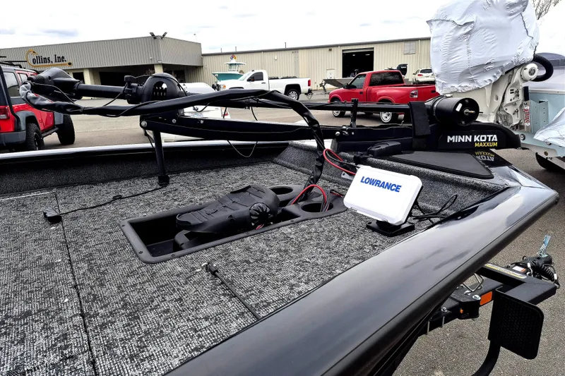 Slide: The Image of 2026 Tracker Pro Team 190 boat with Minn Kota Maxxum trolling motor and Lowrance electronics. - 8