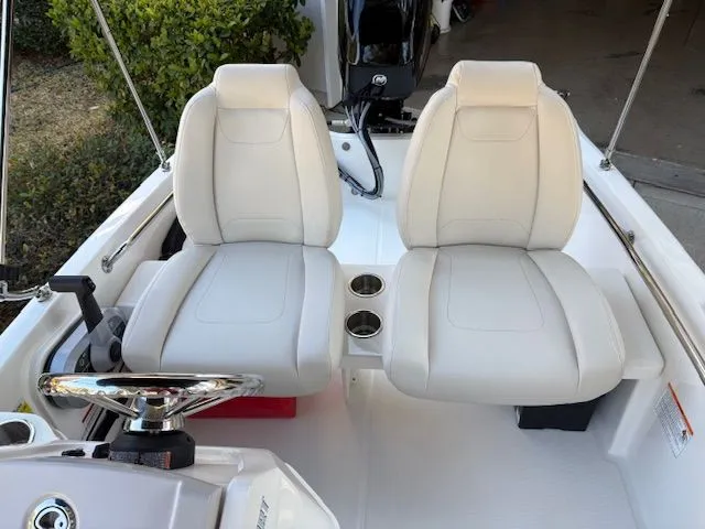 Slide: The Image of Boston Whaler 130 Super Sport 2026 - 4