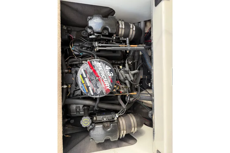 Slide: The Image of Engine of 2003 Sea Ray 185 Bow Rider with MerCruiser 4.3L V6. - 20