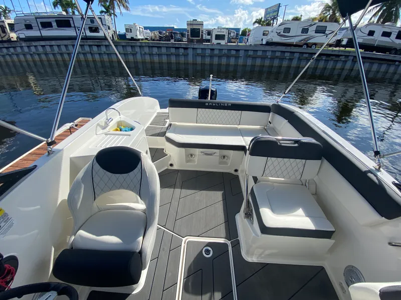 Slide: The Image of Bayliner DX 2200 2021 - 5