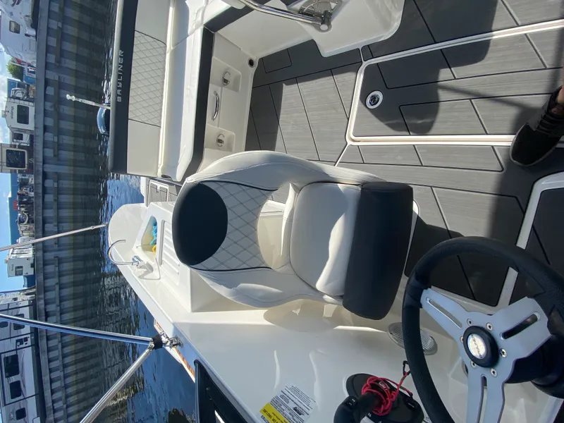 Slide: The Image of Bayliner DX 2200 2021 - 7