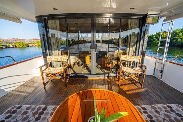 Slide: The Image of Queenship Pilothouse Motor Yacht 1997 - 10