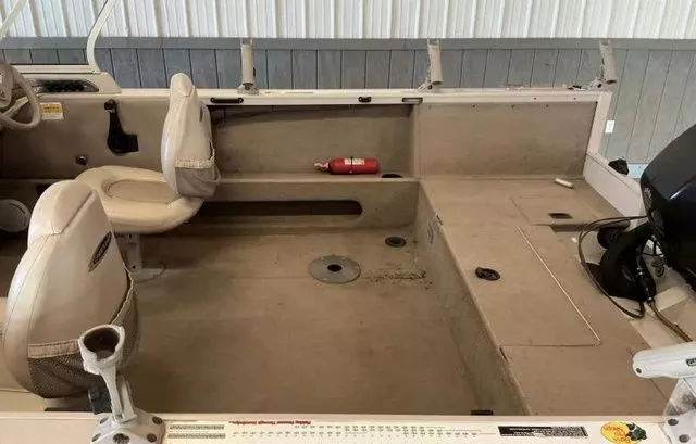 Slide: The Image of Crestliner Super Hawk 1800 Fishing Boat 2002 - 13