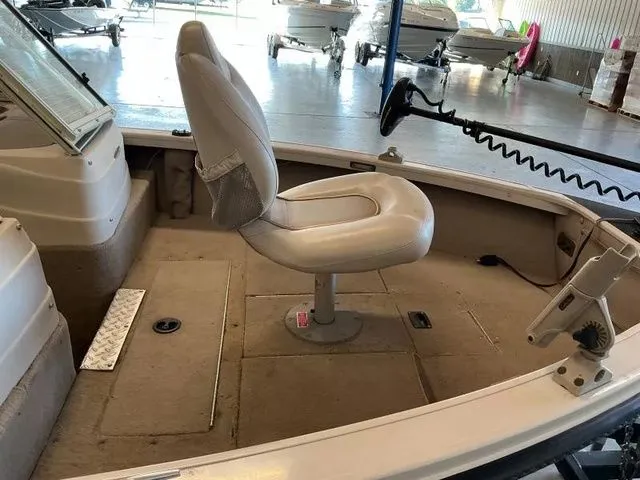 Slide: The Image of Crestliner Super Hawk 1800 Fishing Boat 2002 - 5