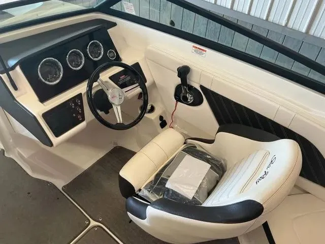 Slide: The Image of Sea Ray SPX 230 Bowrider 2019 - 16