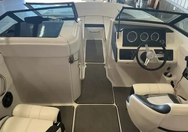 Slide: The Image of Sea Ray SPX 230 Bowrider 2019 - 5