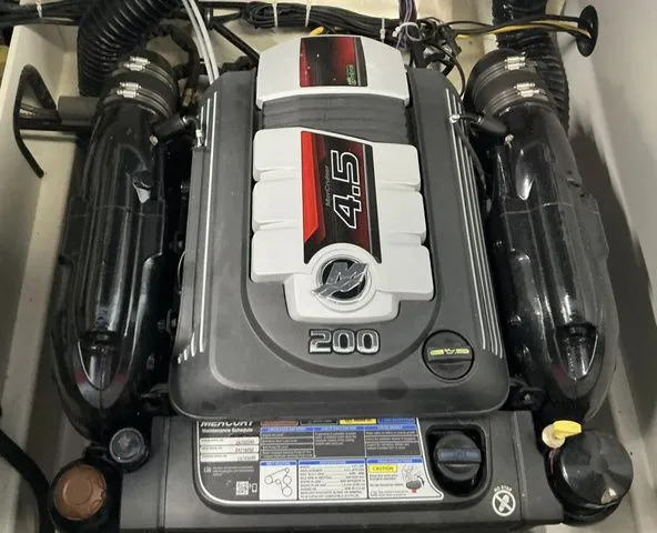 Slide: The Image of Bayliner VR5 Bowrider 2022 - 10