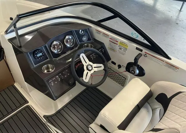 Slide: The Image of Bayliner VR5 Bowrider 2022 - 6