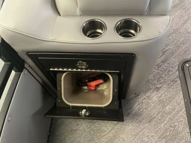 Slide: The Image of JC SWINGBACK 25TT SPORT HTH Tritoon 2026 - 12