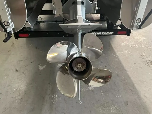 Slide: The Image of JC SWINGBACK 25TT SPORT HTH Tritoon 2026 - 26