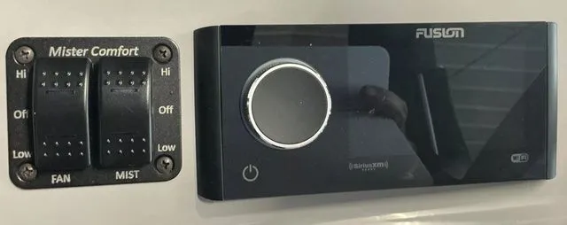 Slide: The Image of JC Manufacturing SWINGBACK 25TT SPORT HTH Tritoon 2026 - 21