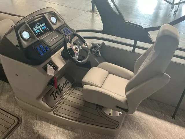 Slide: The Image of JC Manufacturing SWINGBACK 25TT SPORT HTH Tritoon 2026 - 25