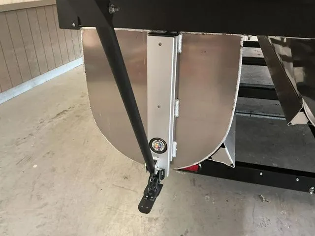 Slide: The Image of JC Manufacturing SWINGBACK 25TT SPORT HTH Tritoon 2026 - 27