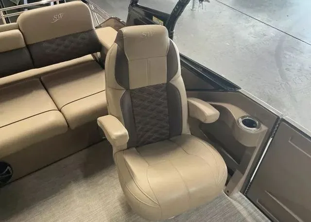 Slide: The Image of Silver Wave 2410 JS Tritoon 2021 - 18