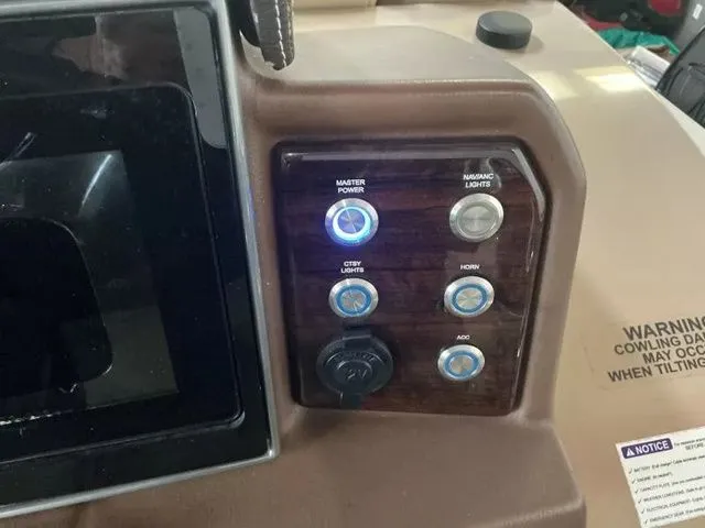 Slide: The Image of Silver Wave 2410 JS Tritoon 2021 - 4