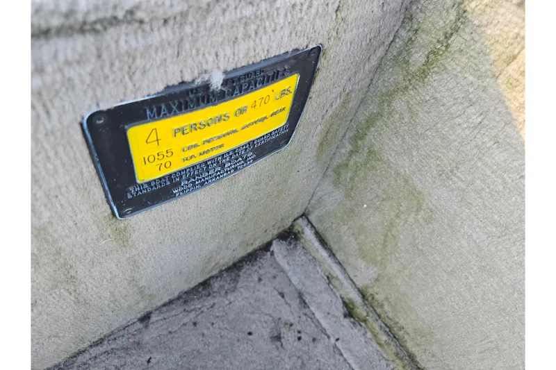 Slide: The Image of Capacity label on 2002 Ranger 116 Cherokee, maximum 4 persons or 470 lbs. - 13