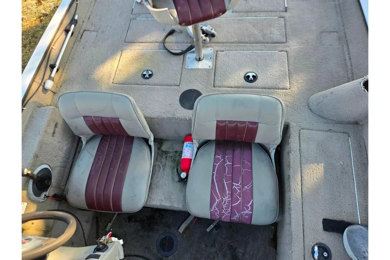 Slide: The Image of 2002 Ranger 116 Cherokee boat interior with two seats and a fire extinguisher. - 18