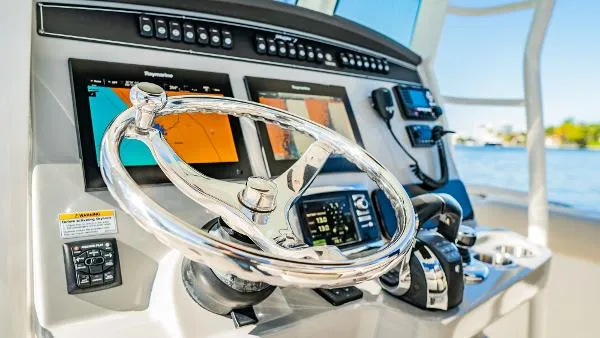 Slide: The Image of Boston Whaler 330 Outrage 2016 - 10