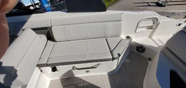 Slide: The Image of Sea Ray SDX 270 Outboard 2020 - 7