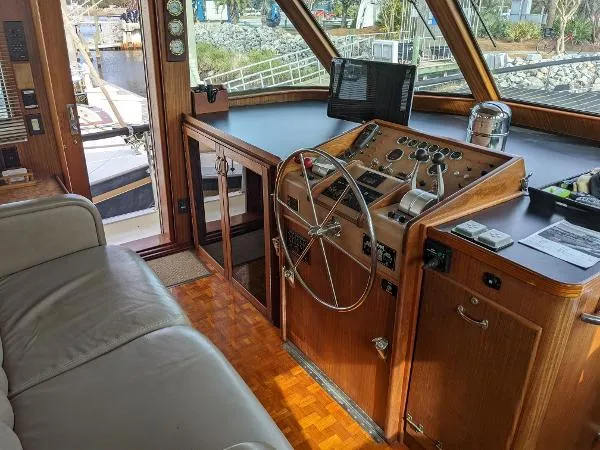 Slide: The Image of Hatteras 63 Cockpit Motoryacht 1987 - 11