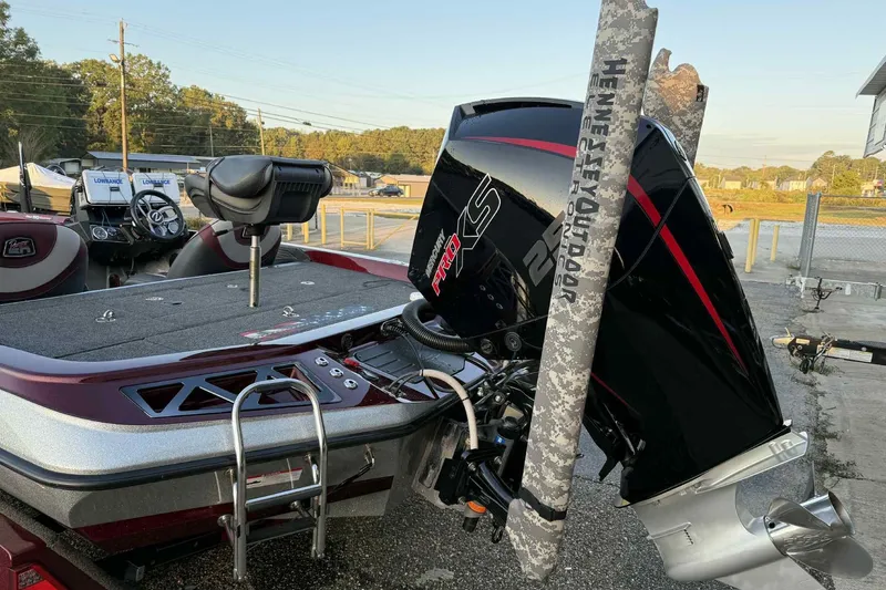 Slide: The Image of 2018 Ranger Z520L boat with powerful outboard motor and fishing seat. - 3