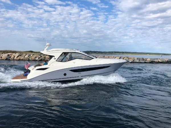 Slide: The Image of Sea Ray 350 DAC Sundancer Coupe 2017 - 0