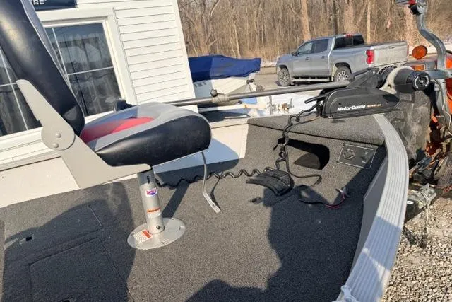 Slide: The Image of 2009 Lowe Fishing Machine 165 boat with MotorGuide trolling motor and swivel seat. - 6