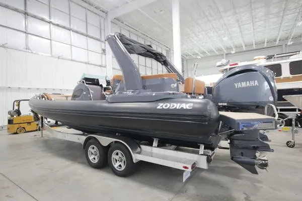 Slide: The Image of Zodiac MEDLINE 9 NEO Twin 300hp In Stock 2022 - 3