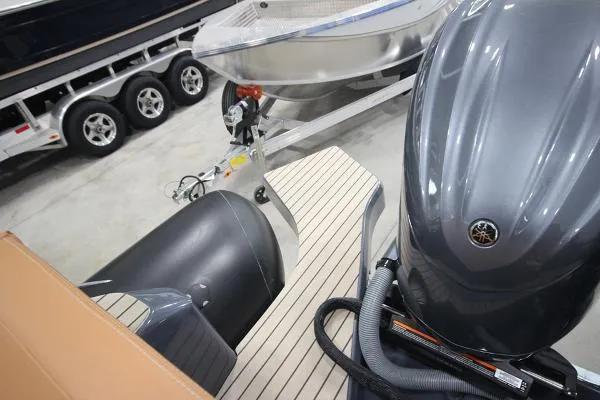 Slide: The Image of Zodiac MEDLINE 9 NEO Twin 300hp In Stock 2022 - 7