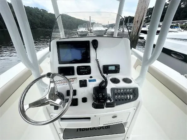 Slide: The Image of NauticStar 28 XS 2017 - 8