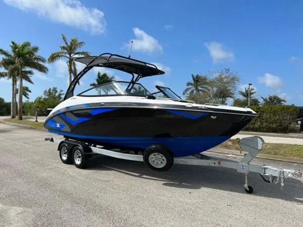Slide: The Image of Yamaha 242X E-Series 2016 - 4