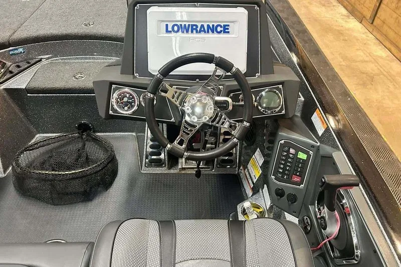 Slide: The Image of 2018 Ranger Z520L boat cockpit with Lowrance display and steering wheel. - 6