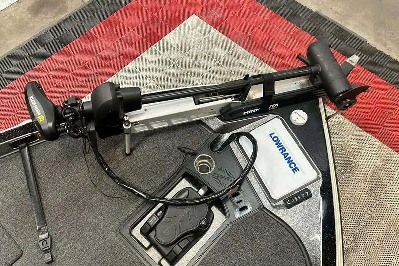 Slide: The Image of 2018 Ranger Z520L boat deck with Minn Kota trolling motor and Lowrance electronics. - 8