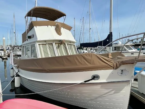 Slide: The Image of Grand Banks 32 Sedan 1990 - 0