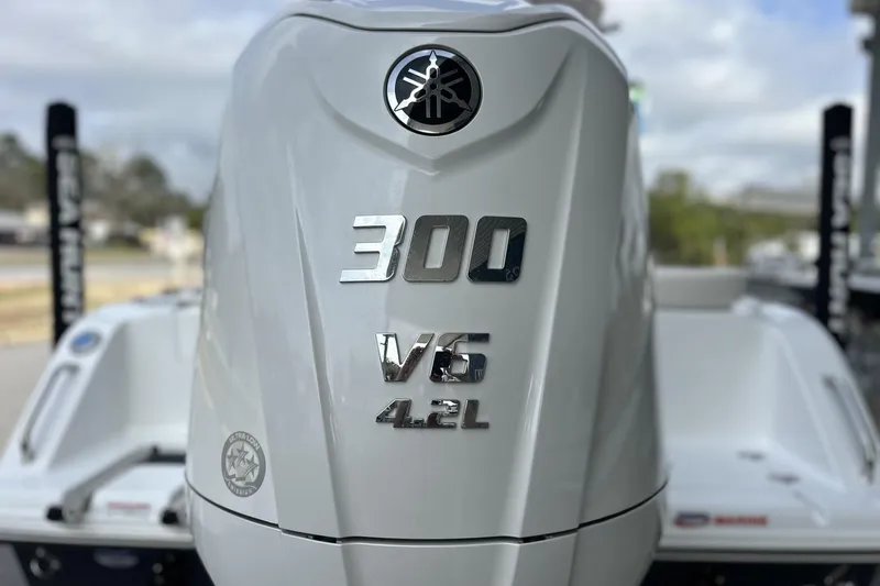 Slide: The Image of Yamaha 300 V6 4.2L engine on 2026 Sea Hunt Ultra 245 SE boat. - 22