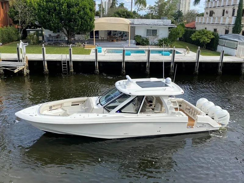 Slide: The Image of Boston Whaler Realm 2020 - 0