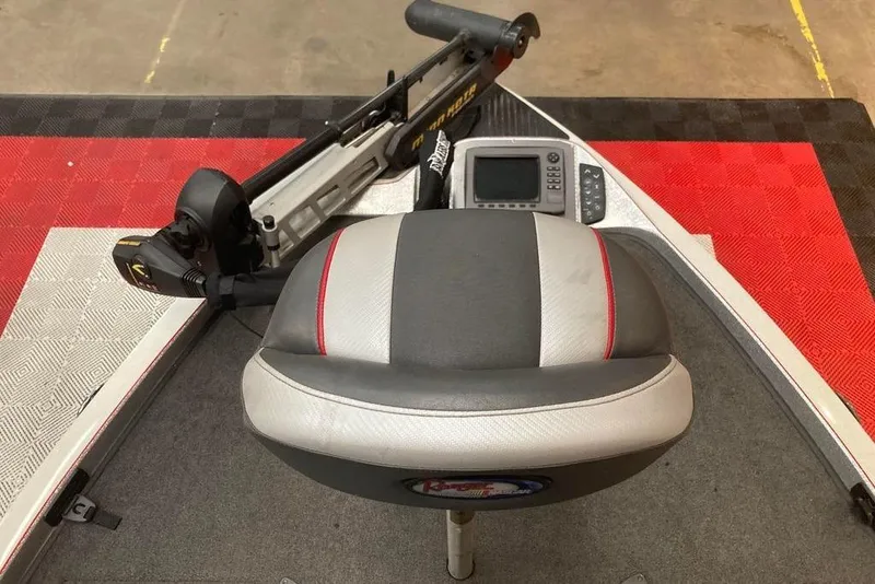Slide: The Image of 2014 Ranger Z521 Comanche boat seat with trolling motor and fish finder. - 9