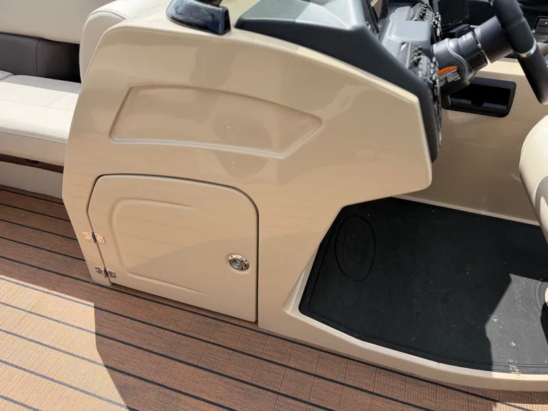 Slide: The Image of Bentley Pontoons Elite 220 QSB 2026 - 12