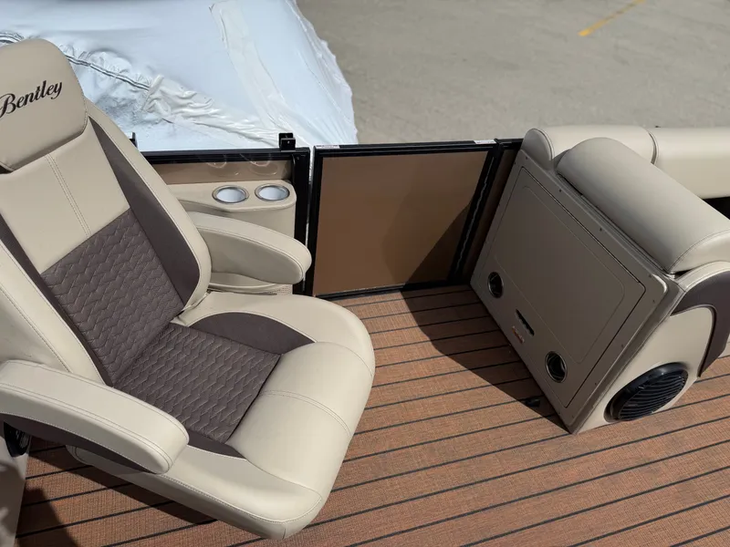 Slide: The Image of Bentley Pontoons Elite 220 QSB 2026 - 9