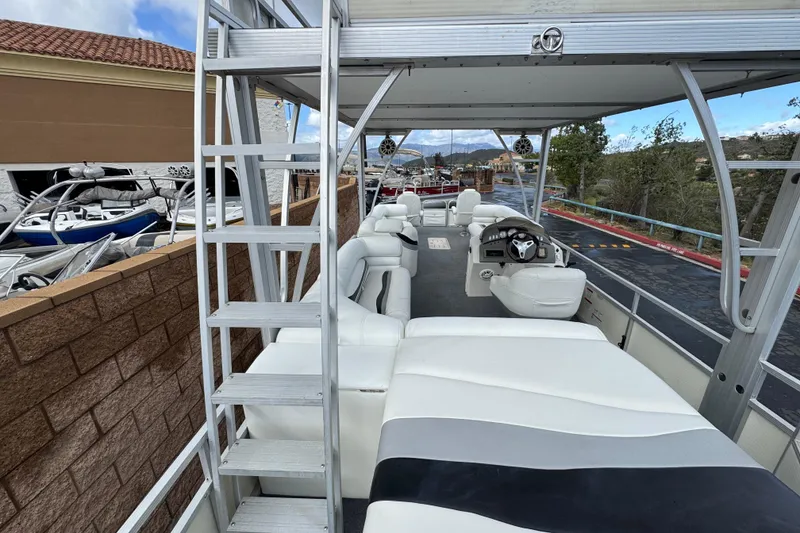 Slide: The Image of 2006 Bennington 2875RLTD I/O pontoon boat with white seating and steering console. - 12