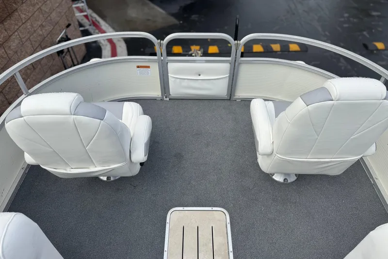 Slide: The Image of 2006 Bennington 2875RLTD I/O boat interior with white seats and gray carpet. - 15
