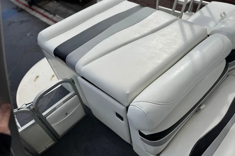 Slide: The Image of White leather seating on a 2006 Bennington 2875RLTD I/O boat. - 25